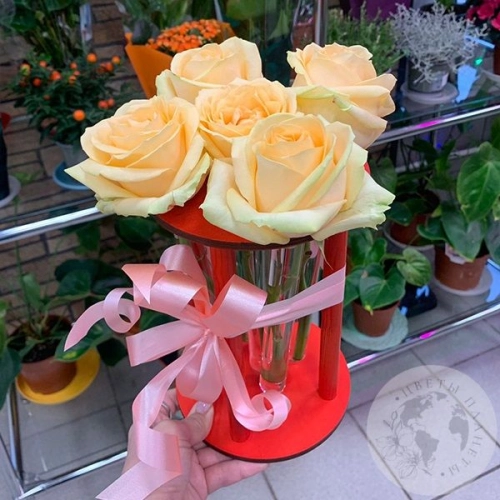 Роза кремовая в колбе 5 шт. в магазине Цветы Планеты