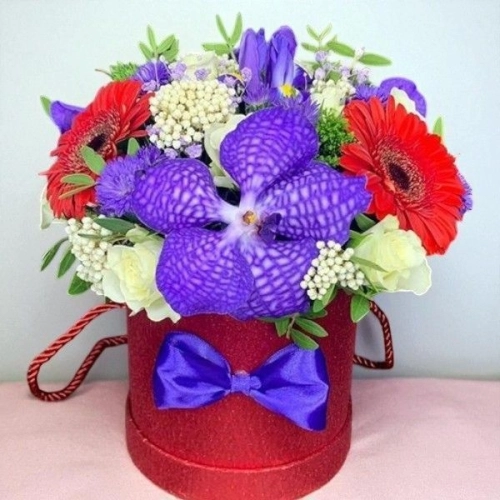 Композиция из роз, гербер, ириса в коробке "Вивьен"