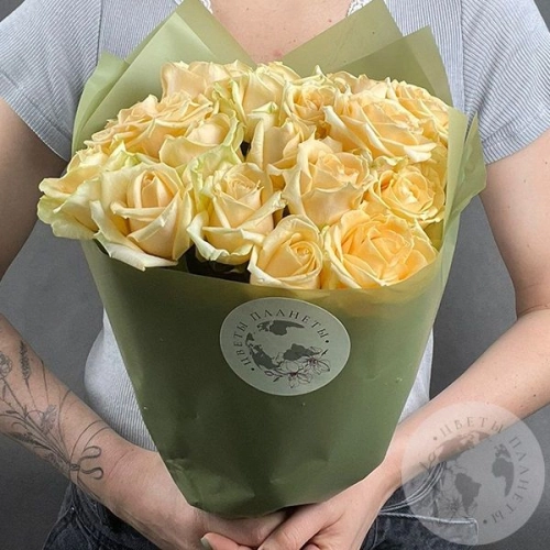 23 розы кремовых 60 см. в магазине Цветы Планеты
