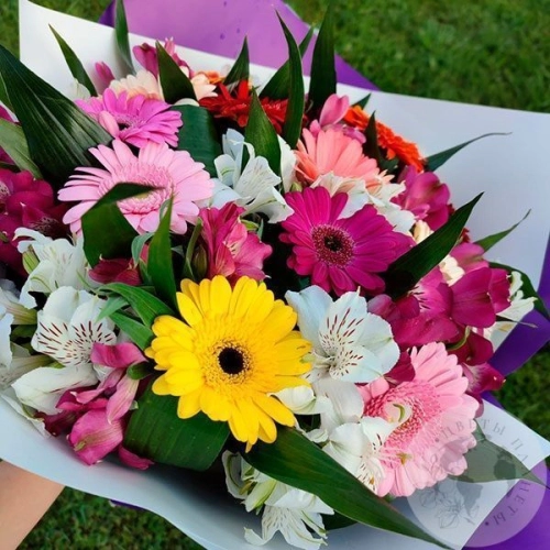 Букет из альстромерий и гербер в магазине Цветы Планеты