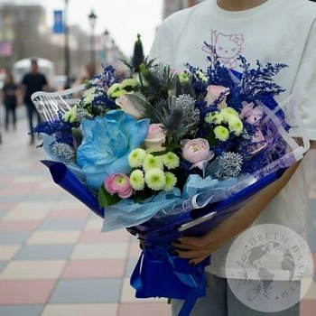 Букет из роз, сантини и солидаго