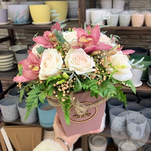 Ящик с розой, орхидеей и папоротником в магазине Цветы Планеты