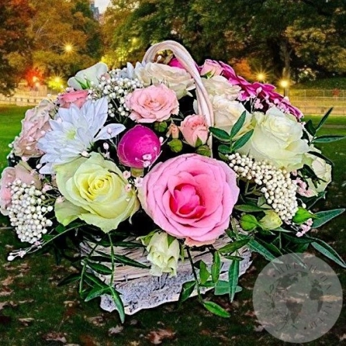Композиция из роз, хризантем, пионов и гербер в корзине "Фиерия"