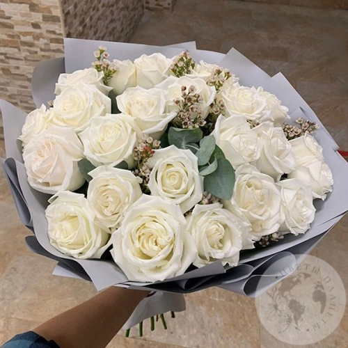 Букет из роз и эвкалипта "Светлый" в магазине Цветы Планеты