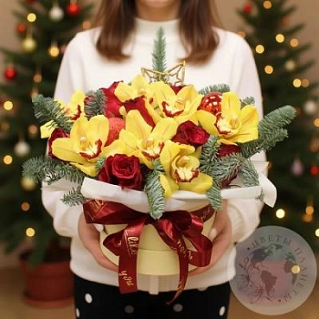 Композиция из орхидей, нобилиса и роз в коробке