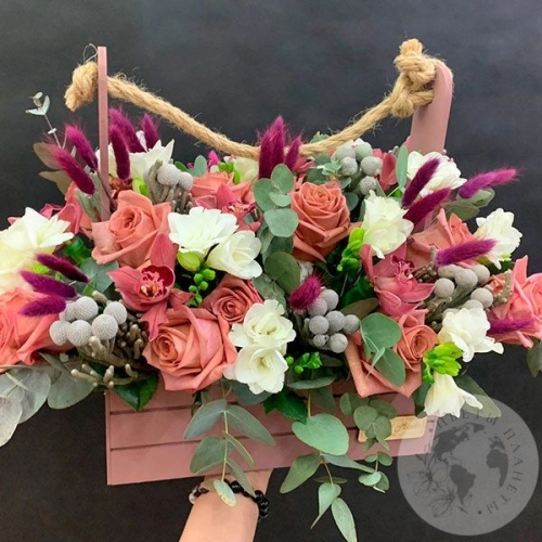 Композиция из роз и орхидей в ящике в магазине Цветы Планеты