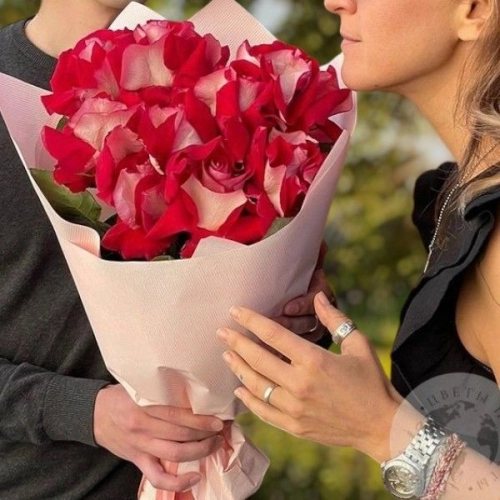 9 красно-белых вывернутых роз