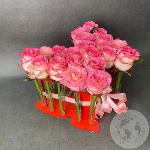 Роза кремовая в колбе 21 шт. Бабочка в магазине Цветы Планеты