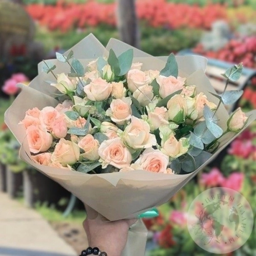 Букет из 19 кустовых роз и эвкалипта в магазине Цветы Планеты