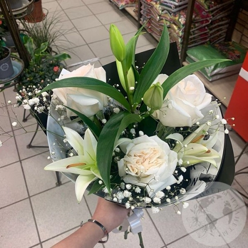 Букет из роз, лилии и гипсофилы "Нежное утро"