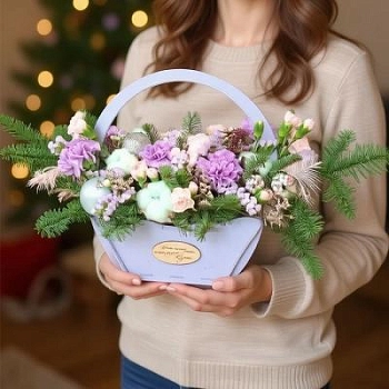 Зимняя композиция в корзине