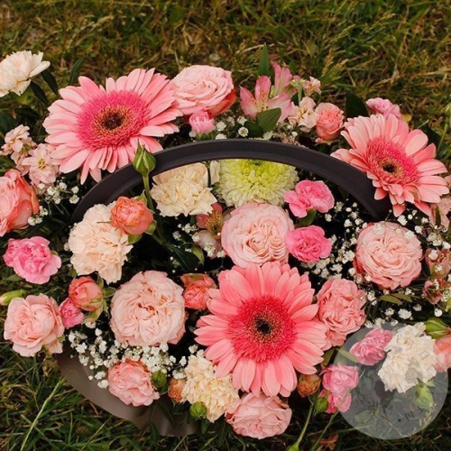 Композиция из роз, хризантем, альстромерий, гербер в ящике в магазине Цветы Планеты