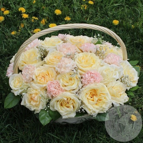 Композиция из роз и гвоздик в корзине в магазине Цветы Планеты