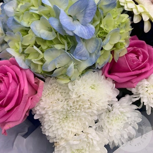 Букет из роз, хризантем, гортензии, сантини "Великолепный"