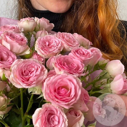 Букет из 25 кустовых роз розовых 60 см в магазине Цветы Планеты