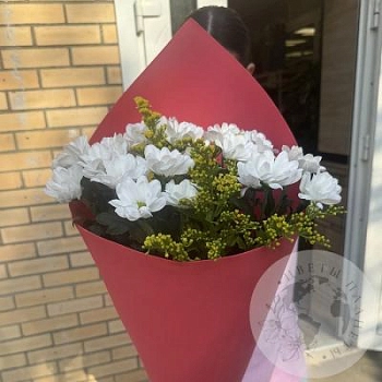 Букет из кустовых хризантем и солидаго Букет из кустовых хризантем и солидаго