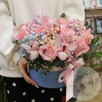 Композиция в коробке из орхидей, роз и нобилиса