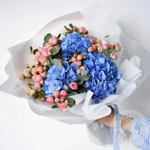 Букет из роз и гортензий "Отличное настроение"