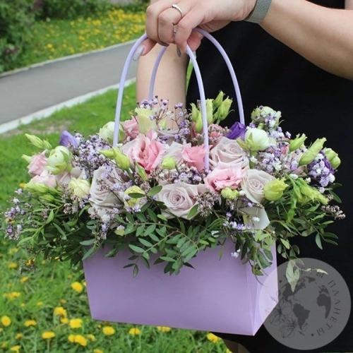 Композиция из роз, эустомы и гипсофилы в сумочке в магазине Цветы Планеты