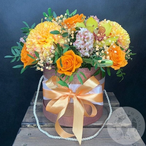 Композиция роз, хризантем, орхидеи в коробке на любое торжество в магазине Цветы Планеты