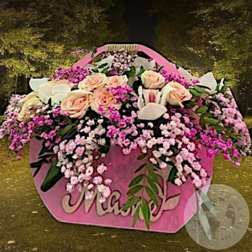 Букет кустовых роз в сумке "Маме" в магазине Цветы Планеты