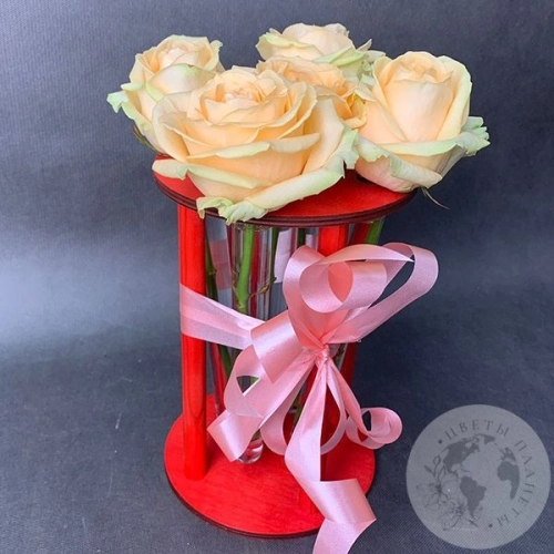 Роза кремовая в колбе 5 шт. в магазине Цветы Планеты