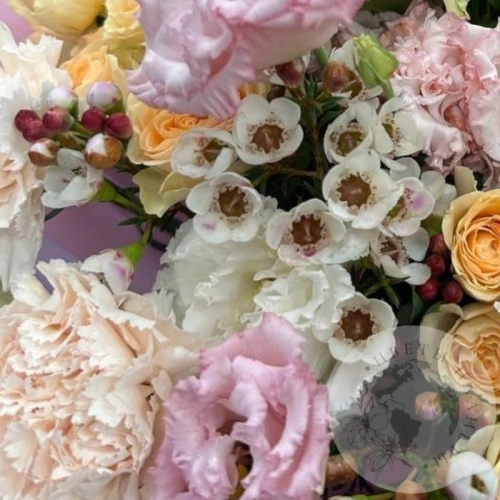 Букет из кустовых роз, гвоздики и эустомы в магазине Цветы Планеты