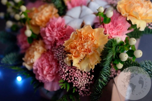 Композиция из гвоздик и хвои в коробке