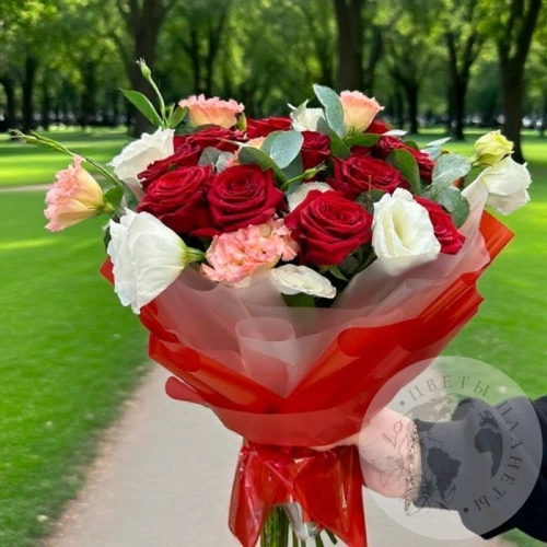 Букет из роз, эустомы и эвкалипта в магазине Цветы Планеты