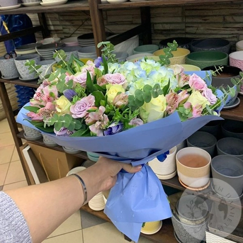 Букет из роз, гортензии, альстромерии "Чудесный"