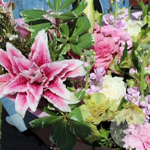 Букет из роз, альстромерий, лилий и гвоздик в магазине Цветы Планеты