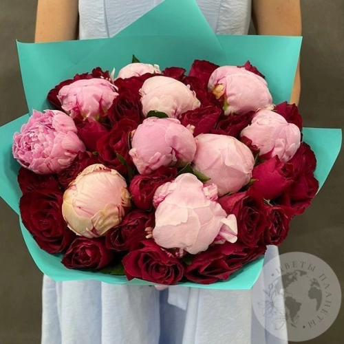 Букет из розовых пионов и красных роз "Для тебя" в магазине Цветы Планеты Букет из розовых пионов и красных роз "Для тебя" в магазине Цветы Планеты