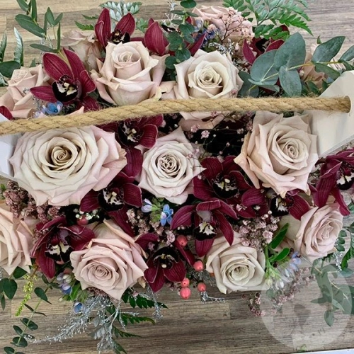 Композиция из роз, орхидей, гипсофилы в деревянном ящике в магазине Цветы Планеты