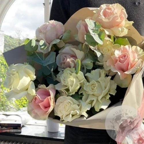 11 розовых и белых роз с эвкалиптом в магазине Цветы Планеты