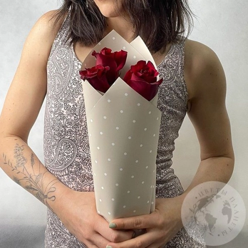 3 розы бордовые 60 см. в магазине Цветы Планеты