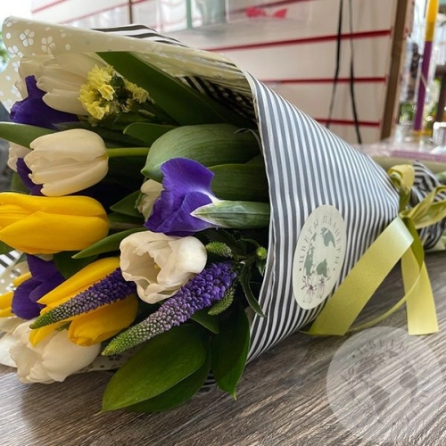 Букет из тюльпанов и ирисов в магазине Цветы Планеты