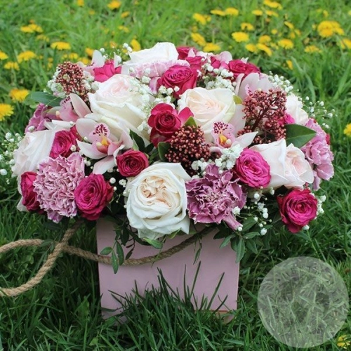 Композиция из роз, орхидей и гвоздик в ящике в магазине Цветы Планеты