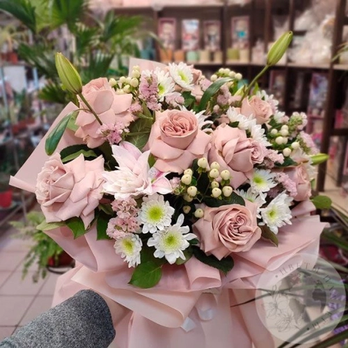 Букет из роз, кустовых хризантем и лилий в магазине Цветы Планеты Букет из роз, кустовых хризантем и лилий