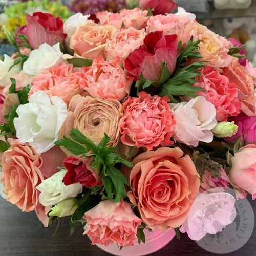 Композиция цветов из роз в коробке "Мгновение" в магазине Цветы Планеты