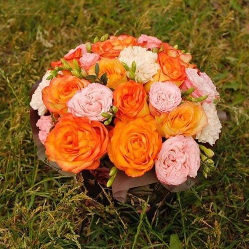 Композиция из роз, гвоздик в коробке в магазине Цветы Планеты