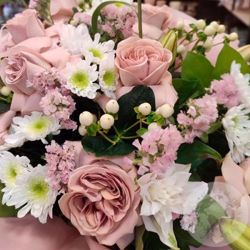 Букет из роз, кустовых хризантем и лилий в магазине Цветы Планеты Букет из роз, кустовых хризантем и лилий