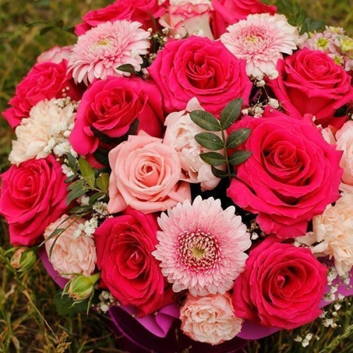 Композиция из роз, пионов и гербер в коробке в магазине Цветы Планеты