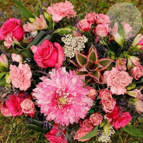 Композиция из роз, гвоздик, альстромерий в коробке в магазине Цветы Планеты