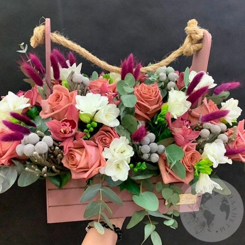 Композиция из роз и орхидей в ящике в магазине Цветы Планеты