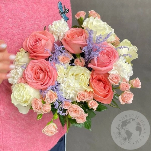 Пурпурный букет из роз и гвоздик в магазине Цветы Планеты