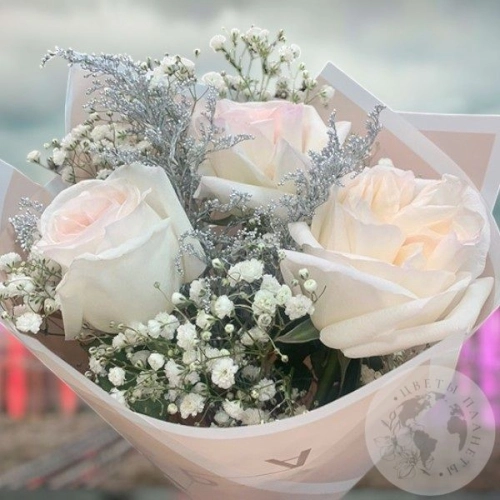 Букет из роз и гипсофилы "Мгновения радости" в магазине Цветы Планеты