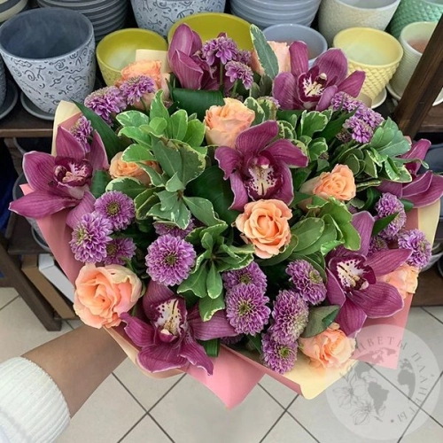 Букет из роз, орхидеи, сантини "Радость" в магазине Цветы Планеты