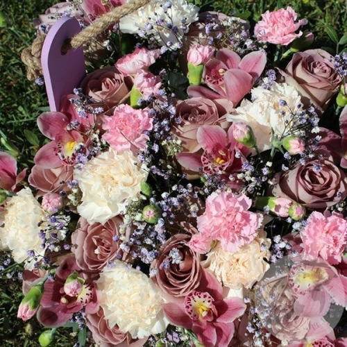 Композиция из роз, гвоздик и орхидей "Праздник цветов" в магазине Цветы Планеты