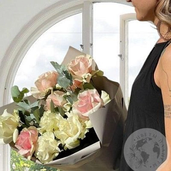 11 розовых и белых роз с эвкалиптом 11 розовых и белых роз с эвкалиптом