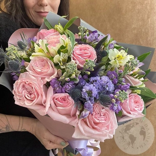 Букет из роз, альстромерий и маттиолы Букет из роз, альстромерий и маттиолы в магазине Цветы Планеты